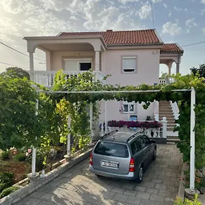Apartman Mirela, Vrh